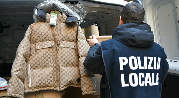 Rubano furgone con 100 mila euro di merce firmata: tre arresti