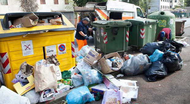 Sorpresi a scaricare i rifiuti tre ecofurbi multati con 50 euro