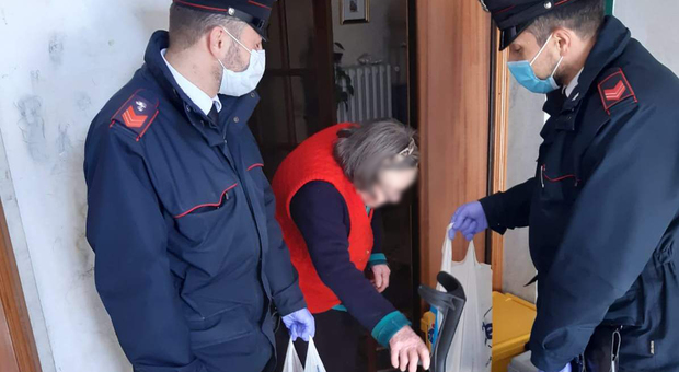 Coronavirus, 80enne sola chiede aiuto ai carabinieri: arriva la spesa a domicilio