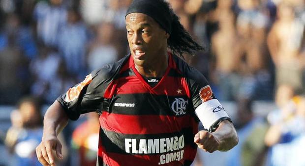 Ronaldinho smette di giocare per fare il cantante