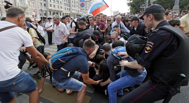 Russia, duemila in piazza contro la riforma delle pensioni: 300 fermati dalla polizia