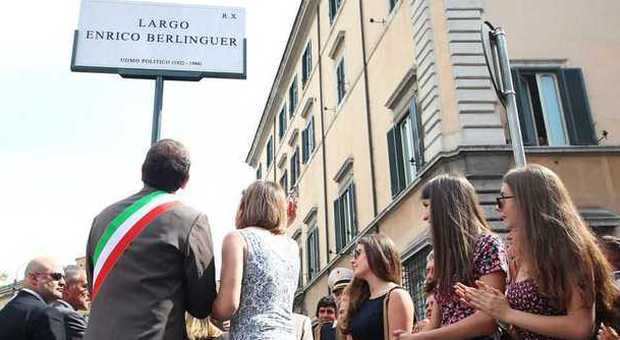 Roma inaugura Largo Enrico Berlinguer a 30 anni dalla morte dell'ex segretario Pci. La destra romana: «Ora una via per Almirante»