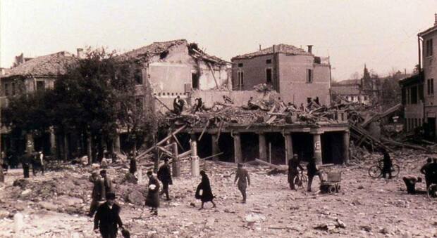 Le macerie a Treviso dopo il bombardamento del 7 aprile 1944