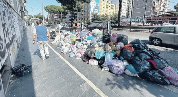 A Roma «mille tonnellate di rifiuti abbandonate in strada»: vertici Ama sotto accusa