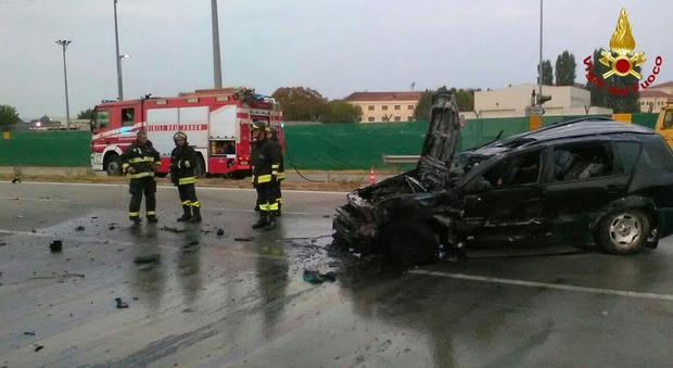 Auto si cappotta e prende fuoco: tre giovani salve per miracolo