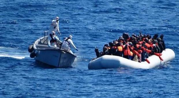 Migranti, l'allarme di Mediterranea: «Guardia costiera libica ha catturato 70 persone in mare: anche bambini»