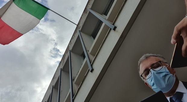 Il manager Asl Casati sotto la bandiera italiana donata dall'Arma dei carabinieri