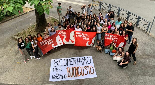 Gli studenti del liceo Fogazzaro durante lo sciopero