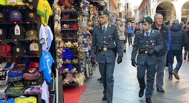 Venezia. Maschere e costumi di carnevale pericolosi per la salute: sequestrati 182mila prodotti