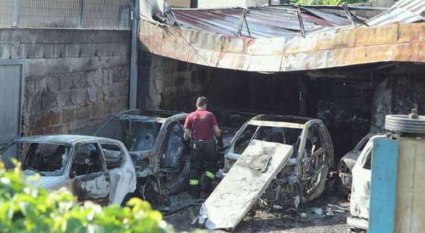 Tiburtina, incendio in un'officina: distrutte 12 automobili
