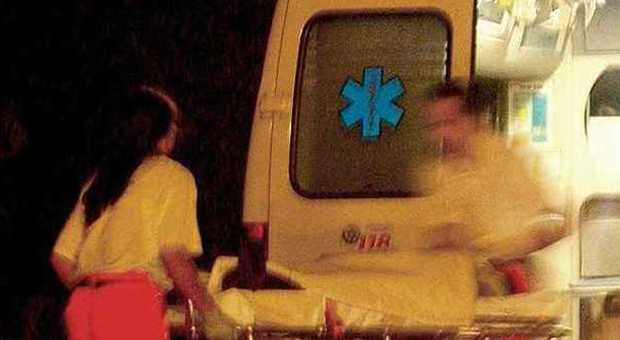 Pesaro, la Polizia accorre per una rissa e trova una 19enne in coma etilico