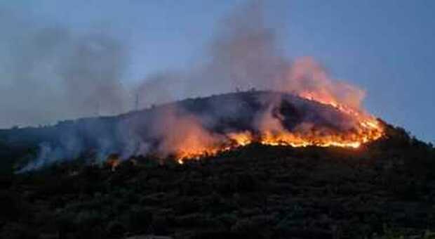Campania, incendi raddoppiati: anche 44 roghi in un solo giorno