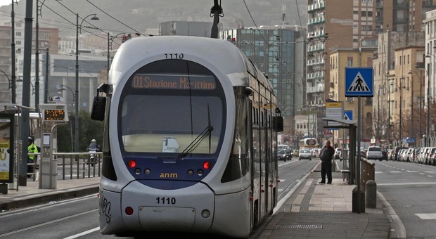 Napoli, i lavori di piazza Municipio: ripristino dei binari del tram in Via Colombo