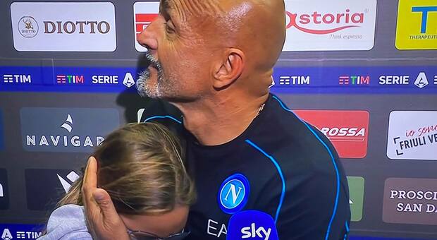 Luciano Spalletti abbraccia la piccola Matilde a Udine