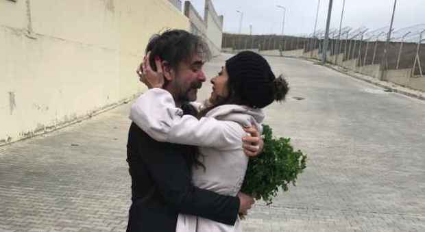 L'abbraccio di Deniz Yucel con la moglie Dilek fuori dal carcere