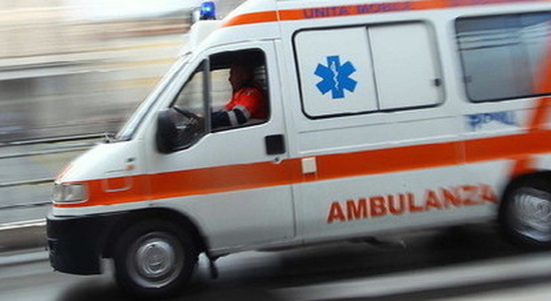 Ambulanza prende una buca, paziente cade e si ferisce alla testa