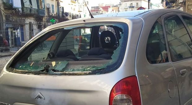 Capodanno a Napoli, l'ultima follia: lancio di petardi contro le auto in corsa, colpita mamma e figlio piccolo