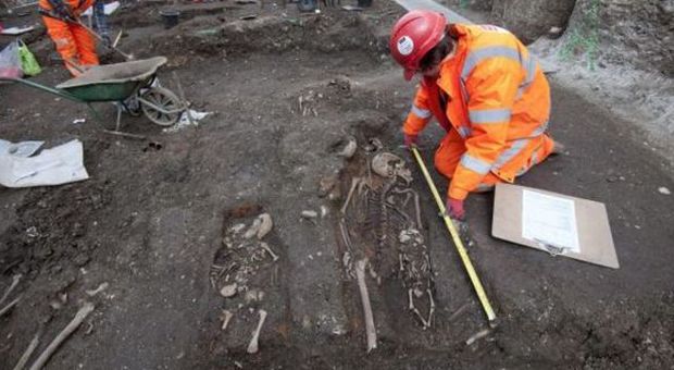 Londra, scoperta fossa comune con 300 scheletri: "Sono le vittime della Grande Peste del 1665"