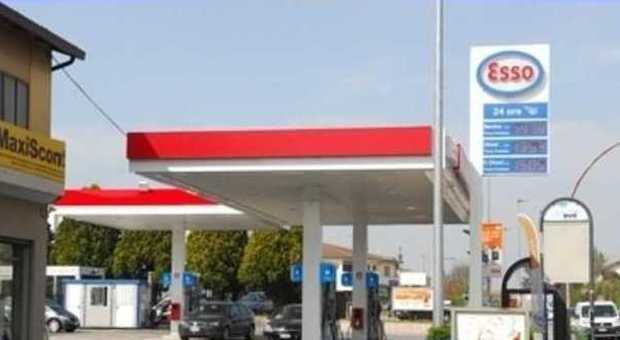 Carburanti, ritocchi ai prezzi nel weekend: Esso taglia il diesel e alza la benzina