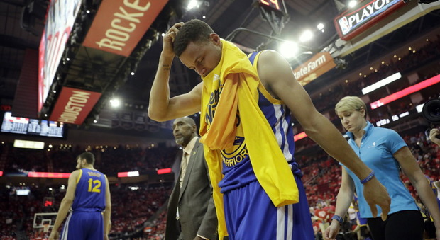 Nba Playoff, Golden State trionfo e paura: demoliti i Rockets, ma Curry si infortuna al ginocchio
