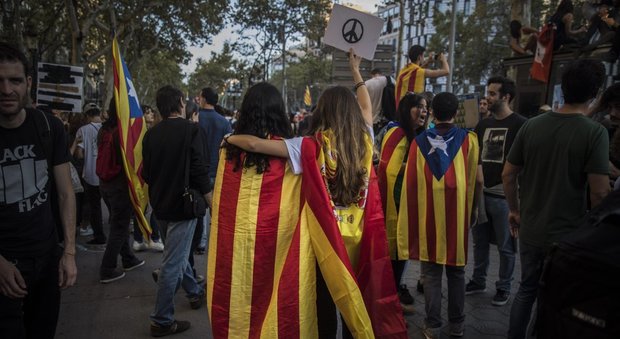 Catalogna, la Corte Costituzionale sospende la seduta del Parlamento per l'indipendenza