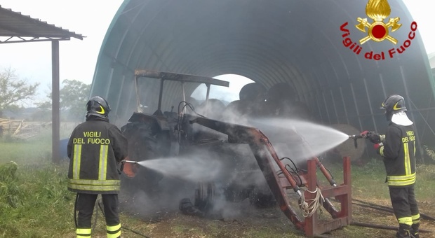 Rieti, a fuoco un piccolo trattore all'interno di un'azienda agricola tempestivo intervento dei pompieri