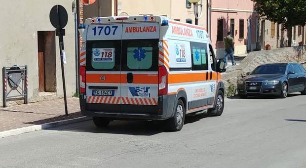 Urbino, chiuso in bagno non risponde più alla figlia: uomo trovato morto