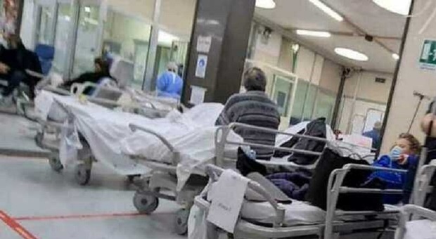 Ospedale Cardarelli a Napoli, si corre ai ripari: via 100 pazienti dal pronto soccorso, più spazio tra le barelle