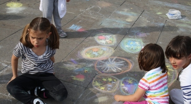 Bambini disegnano in piazza
