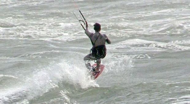Ostia, i surfisti si scatenano nell'attesa del ciclone Venere