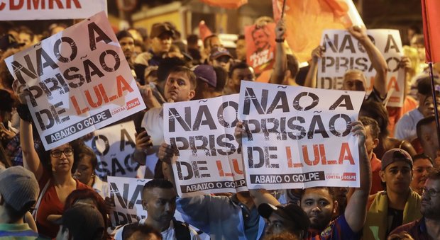 Brasile, Lula non si presenta in carcere, gli avvocati negoziano