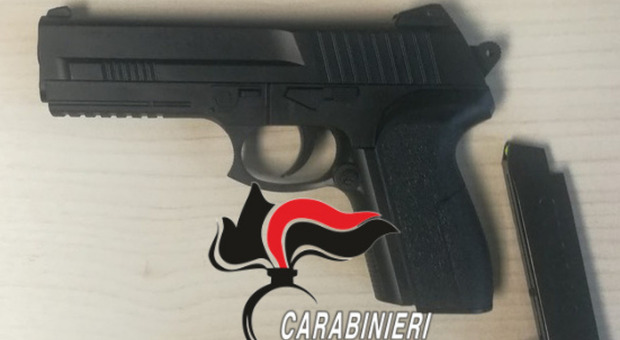 Controlli a Casoria: multe a commercianti, fermato un uomo armato di pistola giocattolo