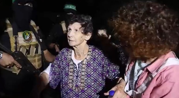 La nonna di 85 anni in ostaggio liberata da Hamas: «Ho attraversato l'inferno, colpita e trascinata nei tunnel»
