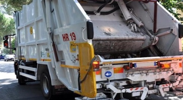 Pesaro, il camion dei rifiuti sbanda e si ribalta: l'autista finisce all'ospedale