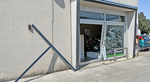 La vetrina di Rebuschi Racing sfondata dai ladri entrati in azione giovedì notte a Carbonera