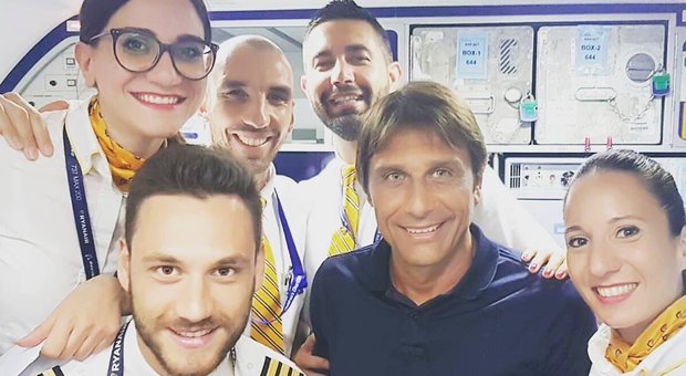 Antonio Conte, ritorno dalle vacanze col volo low-cost Ryanair e selfie con l'equipaggio