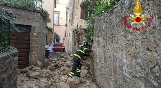 Orvieto, crolla muro di cinta di un giardino in via degli Orti. Nessun ferito, strada chiusa