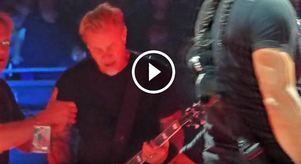 Concerto dei Metallica, il leader inciampa e cade sul palco Video