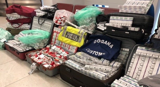 Da Kiev a Napoli con 160 chili di sigarette di contrabbando nelle valigie: cinque arresti