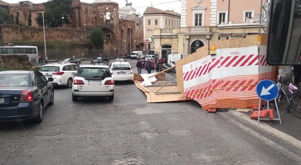 Roma, copertura di un cantiere sollevata dal vento danneggia un taxi: incolume il conducente