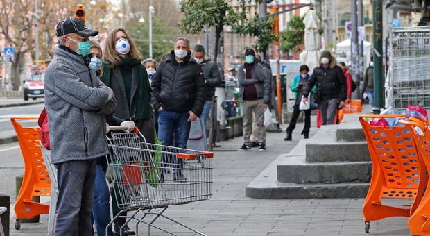 Coronavirus, a Napoli lo scippo della spesa: anziani aggrediti alla Sanità