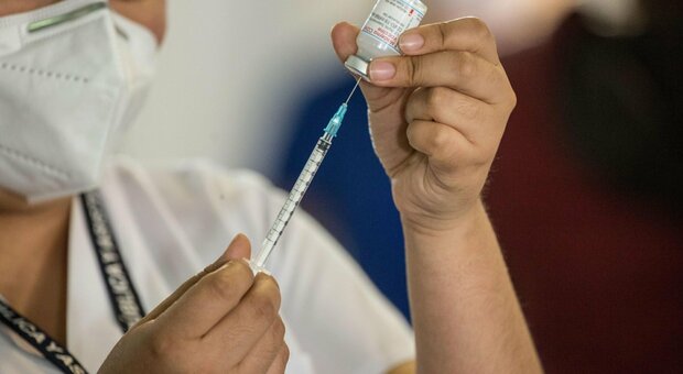 Vaccino, come prenotarsi nel Lazio, Lombardia, Campania, Abruzzo, Umbria. Nelle Marche basta rivolgersi al postino