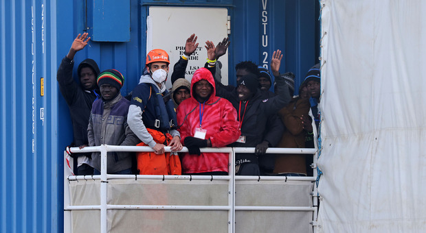 Nave con migranti a bordo