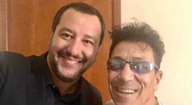 Salvini e la foto con Bennato: da Capitan Uncino al «Capitano»