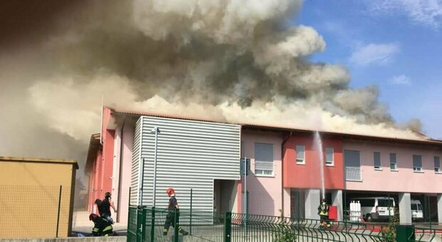 Incendio in una casa per anziani nel Veronese: 90 ospiti sistemati in strada, due feriti