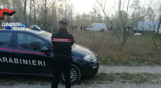 I carabinieri mentre identificano i giovani sul Piave