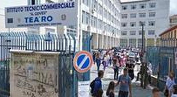 Salerno, lite a scuola: 16enne ferito a coltellate in classe