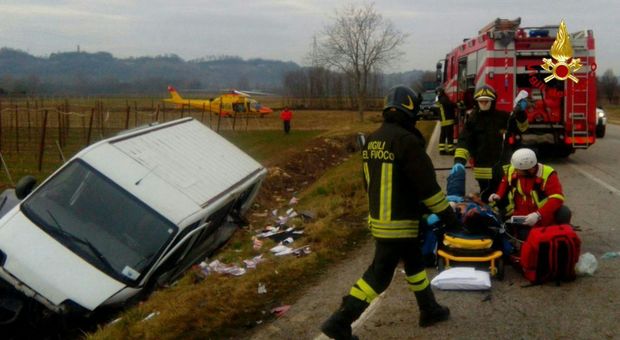 Schianto fra un'Audi e il furgone con i volantini del Pd: 4 feriti