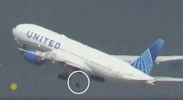 Boeing 737 Max perde una ruota dopo il decollo, paura a bordo: pilota costretto ad atterraggio di emergenza