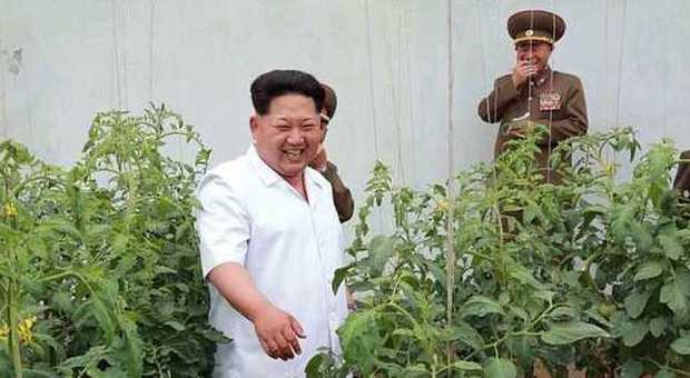 La guardia ride alle spalle di Kim Jong Un: scatta l'allarme